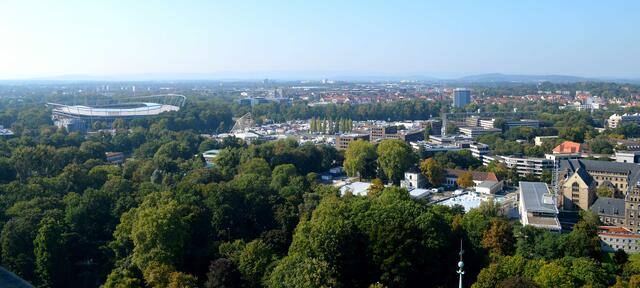 Niedersachsenstadion und Schützenplatz auf dem das Oktoberfest vorbereitet wird