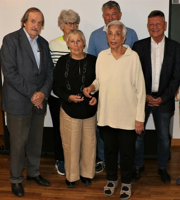 hintere Reihe von links: Klaus Hopp Beisitzer, Marianne Stenglein Beisitzerin, Rolf Ricker Beisitzer, Reiner Link 1. Vorstand. vordere Reihe von links: Sieglinde Sandmeier Kassenprüferin, Maria Gebhard 2. Vorsitzende | Foto: Marianne Stenglein