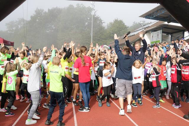 Aufwärmen vor dem Start beim Bambini-Lauf