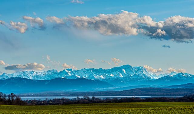 Der Ammersee vor den Alpen.
