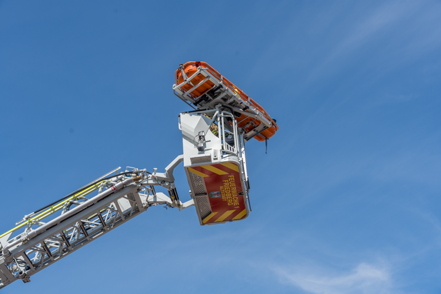 Tag der offenen Tür der Freiwilligen Feuerwehr Friedberg e.V. - Rettungseinsatz mit der Drehleiter | Foto: FSeventfoto
