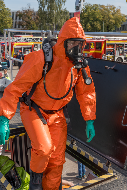 Tag der offenen Tür der Freiwilligen Feuerwehr Friedberg e.V. - Demonstration der Einsatzkleidung | Foto: FSeventfoto