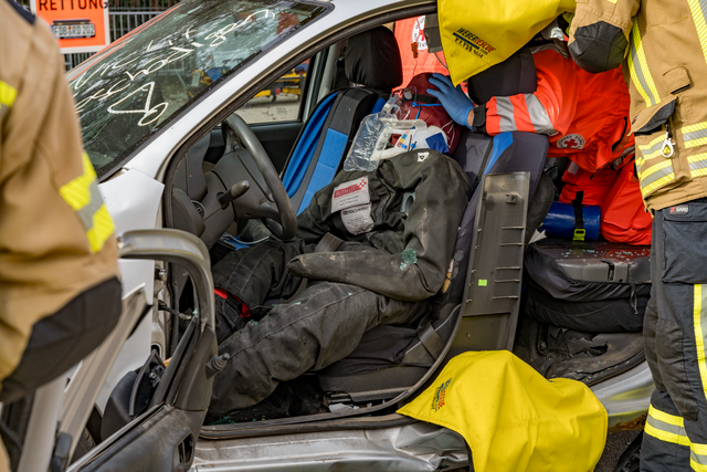 Tag der offenen Tür der Freiwilligen Feuerwehr Friedberg e.V. - Rettungseinsatz bei Verkehrsunfall mit Insassen | Foto: FSeventfoto