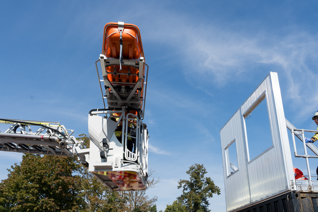 Tag der offenen Tür der Freiwilligen Feuerwehr Friedberg e.V. - Rettungseinsatz mit der Drehleiter | Foto: FSeventfoto