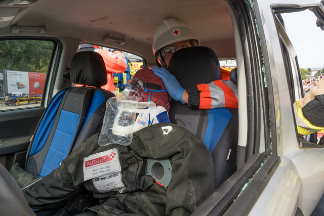 Tag der offenen Tür der Freiwilligen Feuerwehr Friedberg e.V. - Rettungseinsatz bei Verkehrsunfall mit Insassen | Foto: FSeventfoto