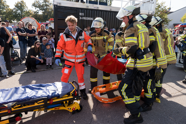 Tag der offenen Tür der Freiwilligen Feuerwehr Friedberg e.V. - Rettungseinsatz mit der Drehleiter | Foto: FSeventfoto