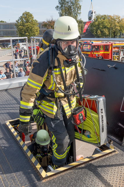 Tag der offenen Tür der Freiwilligen Feuerwehr Friedberg e.V. - Demonstration der Einsatzkleidung | Foto: FSeventfoto