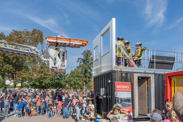 Tag der offenen Tür der Freiwilligen Feuerwehr Friedberg e.V. - Rettungseinsatz mit der Drehleiter | Foto: FSeventfoto