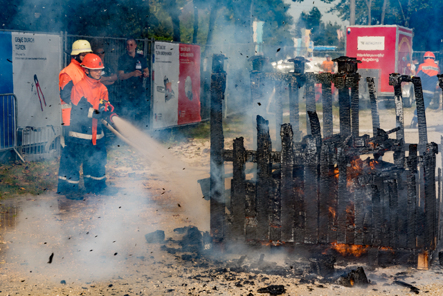 Tag der offenen Tür der Freiwilligen Feuerwehr Friedberg e.V. - Brandbekämpfung durch die Jugendfeuerwehr | Foto: FSeventfoto