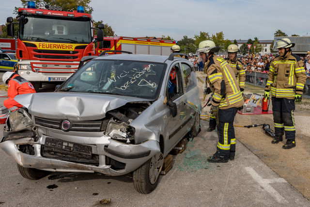 Tag der offenen Tür der Freiwilligen Feuerwehr Friedberg e.V. - Rettungseinsatz bei Verkehrsunfall mit Insassen | Foto: FSeventfoto