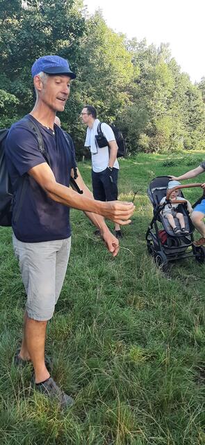 Herr Liebig wies uns auf zahlreiche Kräuter hin | Foto: Marianne Stenglein