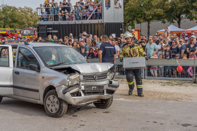 Tag der offenen Tür der Freiwilligen Feuerwehr Friedberg e.V. - Rettungseinsatz bei Verkehrsunfall mit Insassen | Foto: FSeventfoto