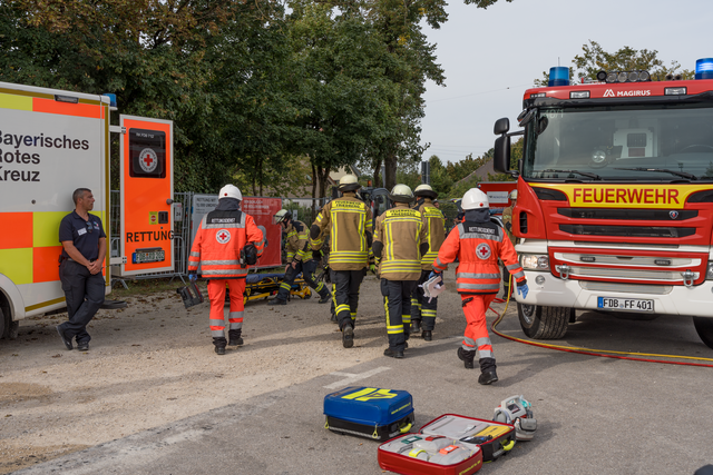 Tag der offenen Tür der Freiwilligen Feuerwehr Friedberg e.V. - Rettungseinsatz bei Verkehrsunfall mit Insassen | Foto: FSeventfoto