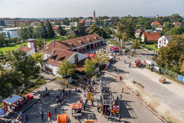 Tag der offenen Tür der Freiwilligen Feuerwehr Friedberg e.V. - Mit der Drehleiter über dem Gelände
