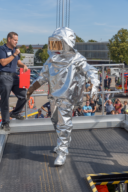Tag der offenen Tür der Freiwilligen Feuerwehr Friedberg e.V. - Demonstration der Einsatzkleidung | Foto: FSeventfoto