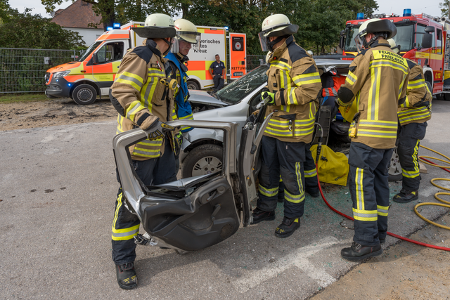 Tag der offenen Tür der Freiwilligen Feuerwehr Friedberg e.V. - Rettungseinsatz bei Verkehrsunfall mit Insassen | Foto: FSeventfoto