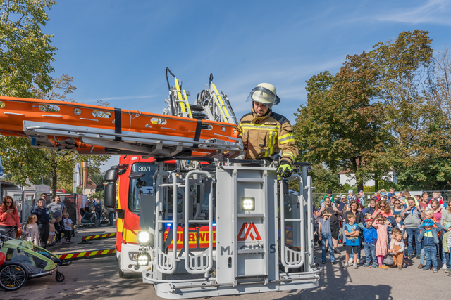 Tag der offenen Tür der Freiwilligen Feuerwehr Friedberg e.V. - Rettungseinsatz mit der Drehleiter | Foto: FSeventfoto