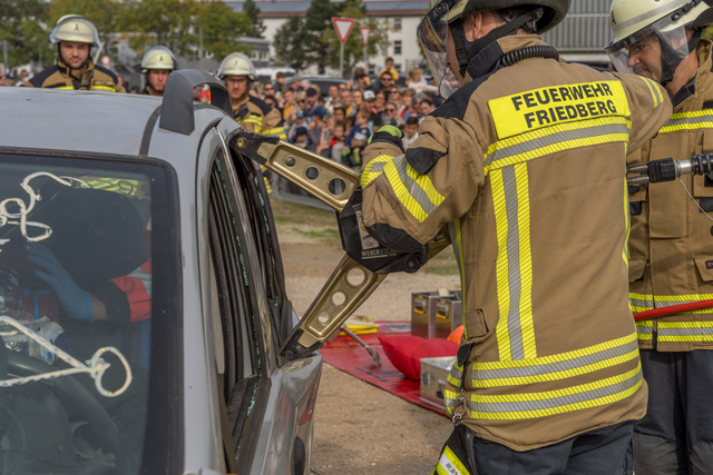 Tag der offenen Tür der Freiwilligen Feuerwehr Friedberg e.V. - Rettungseinsatz bei Verkehrsunfall mit Insassen | Foto: FSeventfoto
