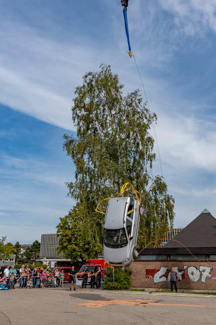 Tag der offenen Tür der Freiwilligen Feuerwehr Friedberg e.V. Ein Fahrzeug mit Insassen stürzt aus 10 Metern Höhe auf die Straße. Das entspricht einem Aufprall mit 50 km/h 