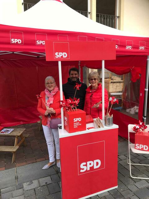 Ulrike Sasse-Feile (von links), Enis Sagis und Brigitte Dannhäuser) in der (noch schattigen) Frühschicht.
