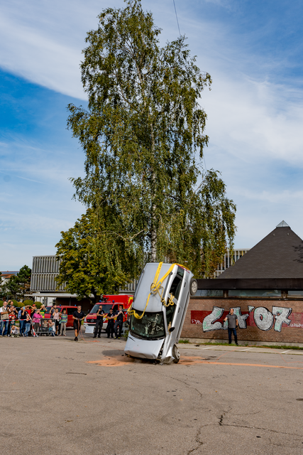 Tag der offenen Tür der Freiwilligen Feuerwehr Friedberg e.V. Ein Fahrzeug mit Insassen stürzt aus 10 Metern Höhe auf die Straße. Das entspricht einem Aufprall mit 50 km/h 