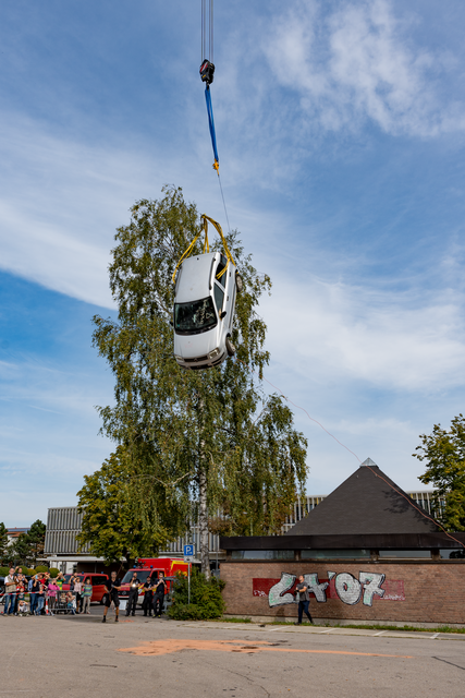 Tag der offenen Tür der Freiwilligen Feuerwehr Friedberg e.V. Ein Fahrzeug mit Insassen stürzt aus 10 Metern Höhe auf die Straße. Das entspricht einem Aufprall mit 50 km/h 