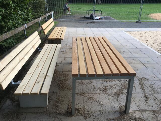 Foto: Sitzbänke und Tisch aufgestellt