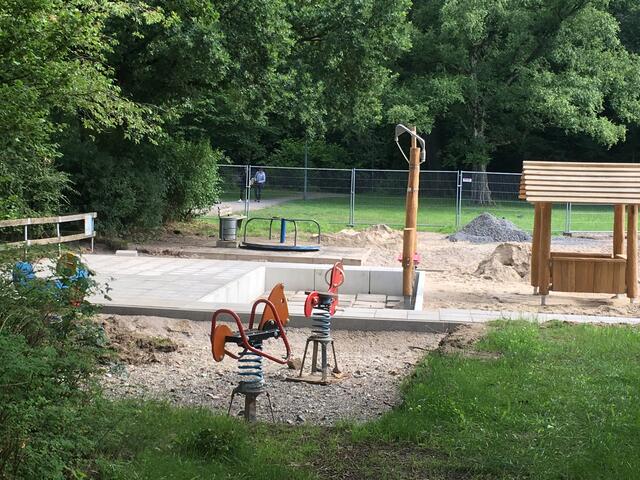 Foto: Sandkasten und Sitzplatz fast fertig