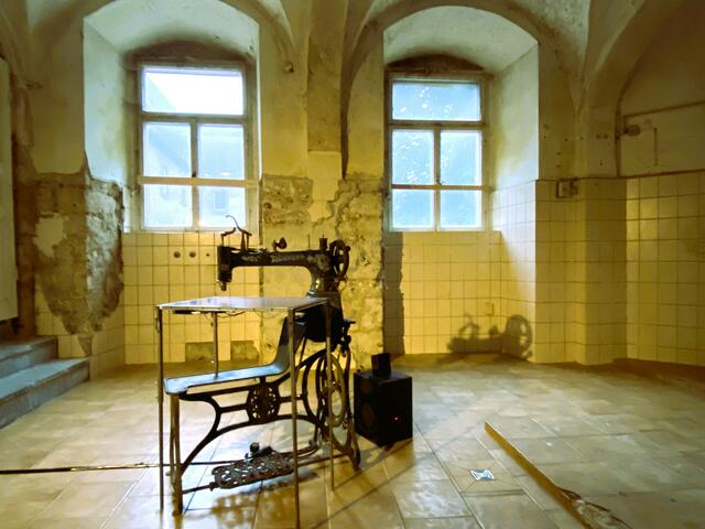 Videoinstallation Costantino Ciervo
(nahm u. a. auch an der Biennale von Venedig teil).
