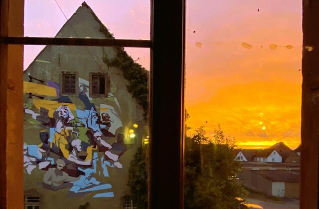Das Wandbild am Haus stammt von Philipp Eichhorn. 
Sicht aus dem Schloss. 