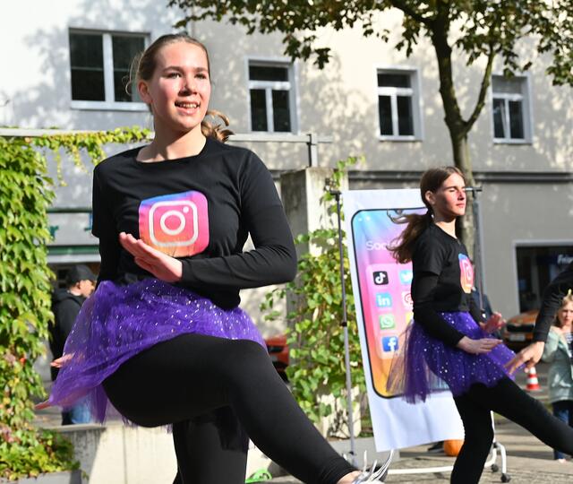 Showtanz der Juniorengarde der Funkenartillerie Blau-Weiß