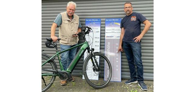 Sei kein Blender!
Fingerzeig: DA ist das Licht richtig
Zwei Fahrrad-Einstell-Tafeln: 
In drei einfachen Schritten zur richtigen Fahrradscheinwerfer-Höhen-Einstellung: Der Lichtkegel ist auf der Maßskala sichtbar ...
Die beiden Initiatoren:
■ links Dr.  Reinhard Spörer/Sprecher ADFC Langenhagen 
■ rechts Stefan Hecht/Geschäftsführer ZWEIRAD KRÜGER GmbH &amp; Co. KG
Mit Genehmigung:
■ Die Anbringung der beiden Tafeln an der Fahrrad-Station am Berliner Platz erfolgt mit Genehmigung der Stadt Langenhagen vom 23. Juli 2024.
. | Foto: ADFC Langenhagen