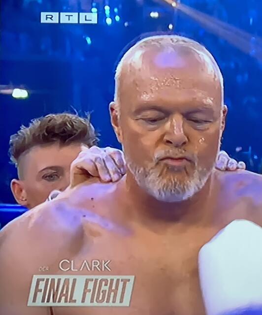 Sängerin und K-1 Weltmeisterin Tina Schüssler sorgt für Auflockerung und ist hautnah live dabei beim großen TV-Comeback mit Stefan Raab | Foto: Screenshot / TV RTL