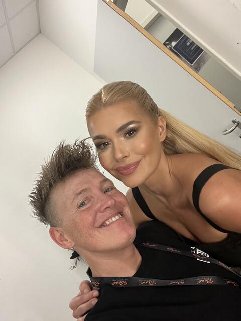 Tina Schüssler mit Influenzerin und Fitness-Star Pamela Reif. Beide erlebten mehrere Tage zusammen beim großen Stefan Raab Comeback in Düsseldorf  | Foto: Tina Schüssler