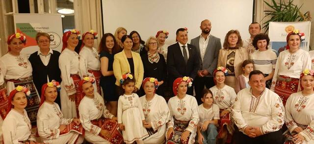 Gemeinschaftsfoto mit dem Generalkonsul Stefan Jonkov und der stellvertretenden  Generalkonsulin Veska Jordanova | Foto: Marianne Stenglein