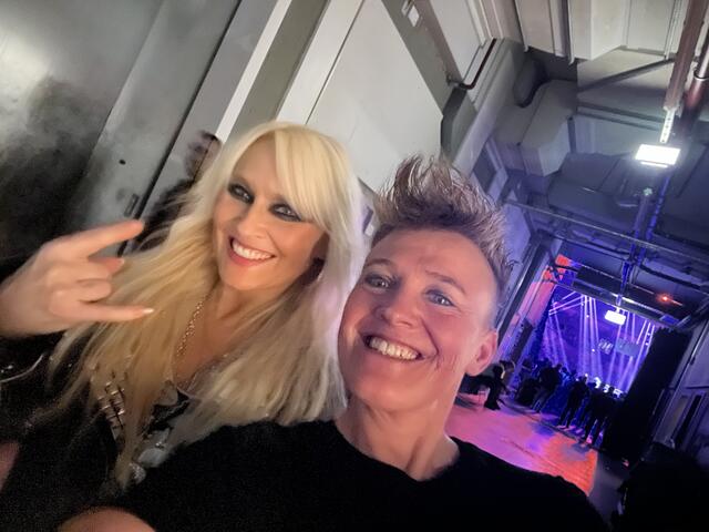 Tina Schüssler mit Rock-Musikerkollegin Doro Pesch direkt nach dem Auftritt in Düsseldorf beim großen RTL Stefan Raab Comeback | Foto: Tina Schüssler