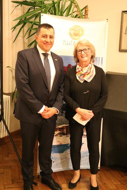 Stefan Jonkov - Generalkonsul der Republik Bulgarien in München beim Länderabend Bulgarien in Augsburg  hier mit Barbara Kächele - sie vertrat den Präsidenten von AI an diesem Abend | Foto: Marianne Stenglein