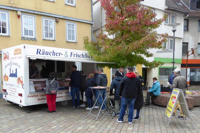 Zur Mittagszeit lockte einige Besucher ein Verkaufsstand mit Räucher- und Frischfisch an den Georg-Thonet-Platz.