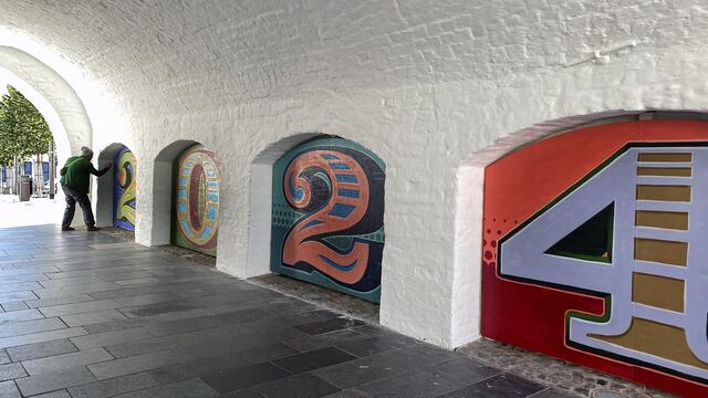 Die Stadt gibt sich viel Mühe, um sich von ihren besten Seiten zu präsentieren. Im Durchgang unter dem Rathaus werden die Ziffern noch schnell farblich ergänzt. Foto: Helmut Kuzina