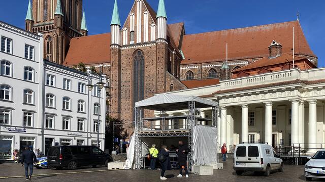 Wichtige Veranstaltungsstation ist der Marktplatz im Zentrum der Altstadt. Hinter dem Säulengebäude ist der Dom zu erkennen. Foto: Helmut Kuzina