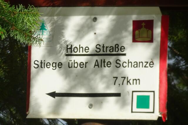 die Hohe Straße mündet hinter der alten Schanze auf die B242