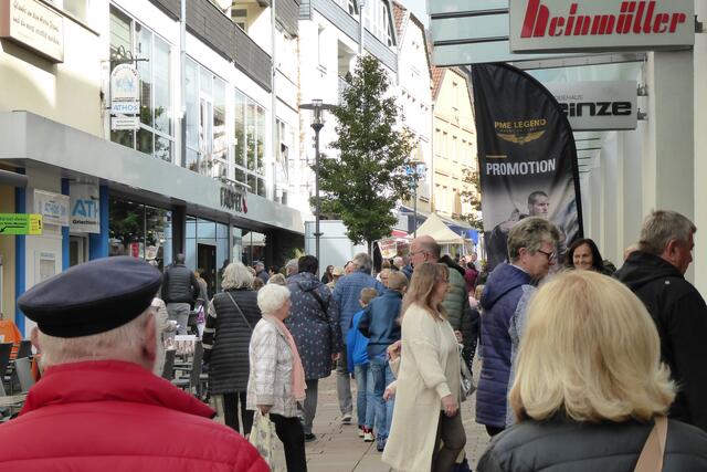 Auch in der Neustädter Straße lockten verschiedene Angebote, wie hier beim Modehaus Heinze und dem Schuhhaus Heinmüller.