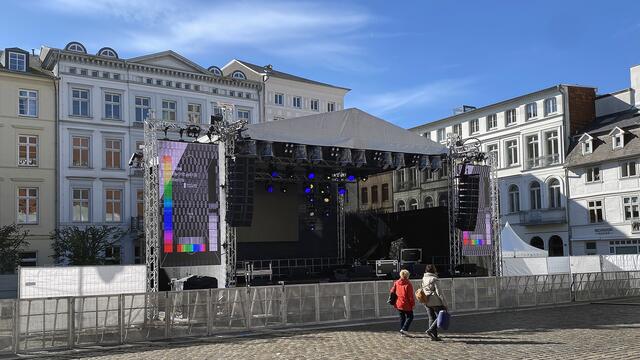 Die Veranstaltungsbühne auf dem Marktplatz ist bereits aufgestellt. Foto: Helmut Kuzina