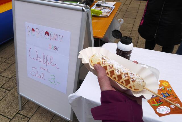 Zum Naschen wurden Popcorn und Waffeln am Stiel angeboten.