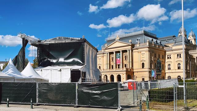 Auf dem Platz Alter Garten steht die Hauptbühne, im Hintergrund ist das Mecklenburgische Staatstheater zu sehen. Foto: Helmut Kuzina