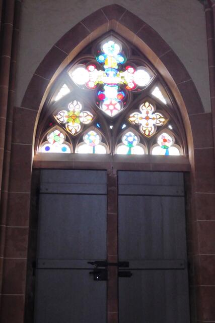 Farblich gestaltetes Fensterbild von der Südseite.
