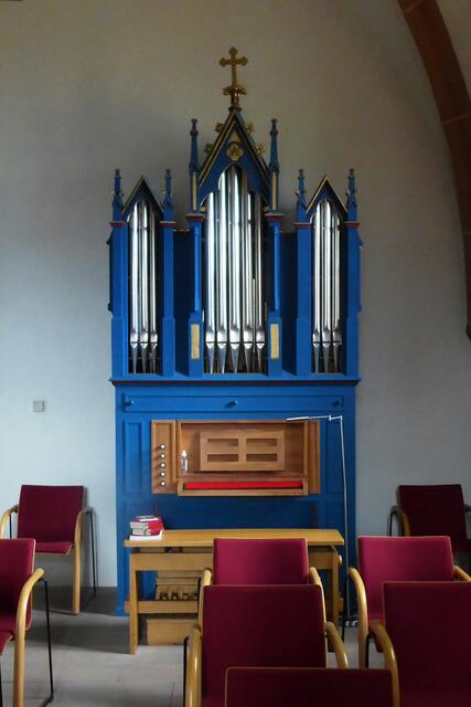 Die blaue Orgel mit vier Registern in der Annenkapelle hat der Frankenberger Orgelbauer Böttner gebaut. Dabei verwendete er einen umgebauten alten Altaraufsatz aus dem Sauerland als Gehäuse.