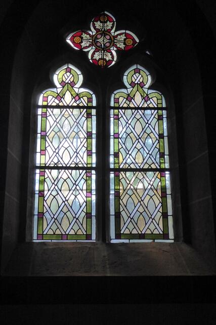 Farblich gestaltetes Fensterbild von der Südseite.