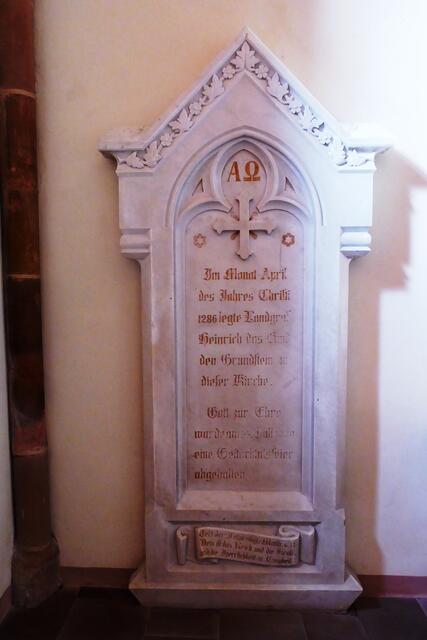 An die Grundsteinlegung der Kirche im April 1286 durch den hessischen Landgrafen Heinrich das Kind erinnert im Eingangsbereich der Kirche ein Stein, der anlässlich der Gedächtnisfeier vom 14. Juli 1886 gefertigt wurde.