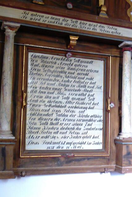 In der Annenkapelle befindet sich ein Denkmal für Christian Arnold, den Sohn von Heinrich und Maria Arnold. „Die vornehmsten Ämter bedint er hat / Mit Lob und Ruhm in Rath und Tat, / Den kasten unser Gemeinde Stadt / Mit treu und Fleiss verwaltet hat / Drum ihn mit Guth gesegnet Gott / Auch ein ehrbares Alter bescheret hat, / Dann Gottselichkeit verheisung hat / Dieses und jenes Lebens sat / Achthundert Gulden der Kirche allhier / Den dienern der Armen vermachte er  schir / Sein Guth theilt er vor seinen End / Seinen Kindern dadurch den Zank abwend / Starb Seelig alt und Lebens sat / Als er achtzig &amp; vier Jahre gelebt hat. / Dies Denkmal ist aufgerichtet im Jahre / 1638 den 16. Mai.“